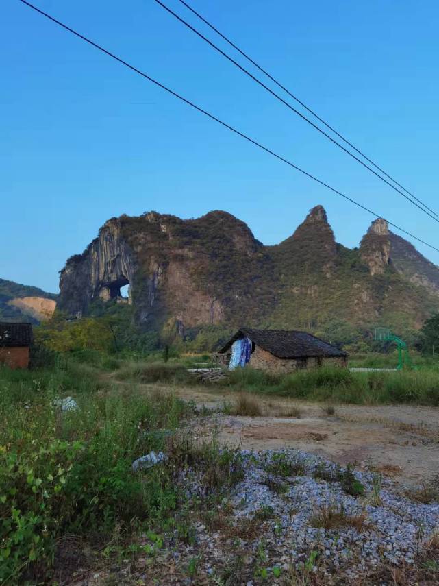 村子依山傍水,得天獨厚.它三面環山,巍峨挺拔;一面鋪嶺,連綿不絕.