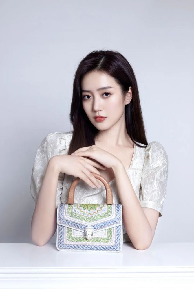 王梓薇|casablanca×bvlgari宝格丽联名系列包袋:异域风情 清新绚丽_