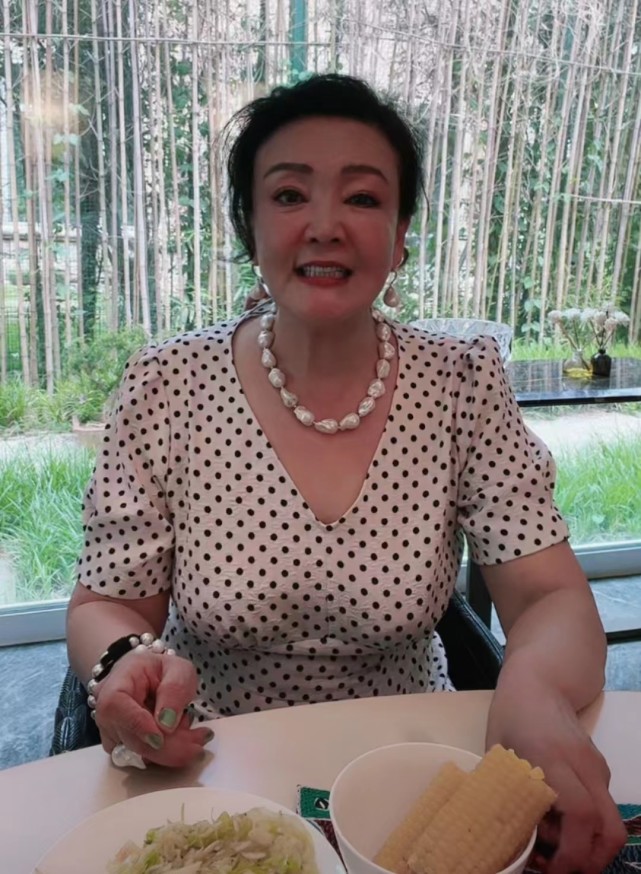 汪小菲离婚风波持续发酵张兰忙直播卖货强颜欢笑眼圈泛红