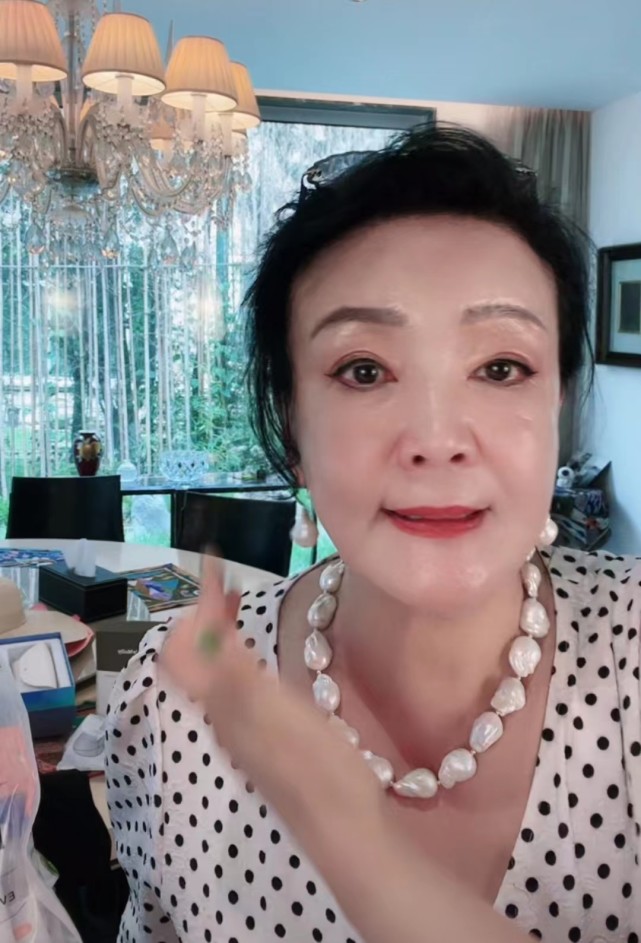 汪小菲离婚风波持续发酵张兰忙直播卖货强颜欢笑眼圈泛红