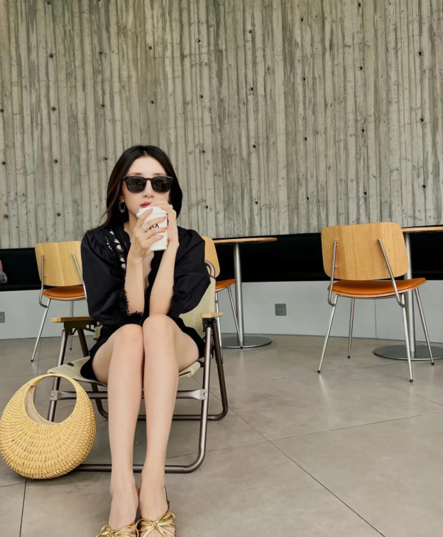 周捷二胎后晒逛街照一袭黑裙露出大长腿身材火辣皮肤洁白细嫩