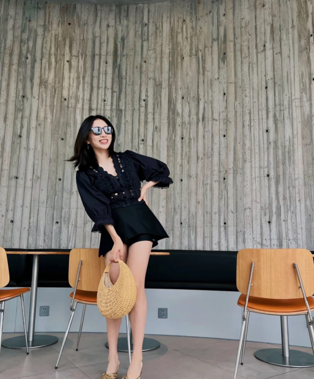 周捷二胎后晒逛街照一袭黑裙露出大长腿身材火辣皮肤洁白细嫩