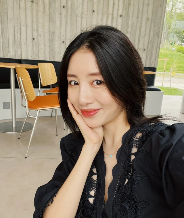 周捷二胎后晒逛街照一袭黑裙露出大长腿身材火辣皮肤洁白细嫩