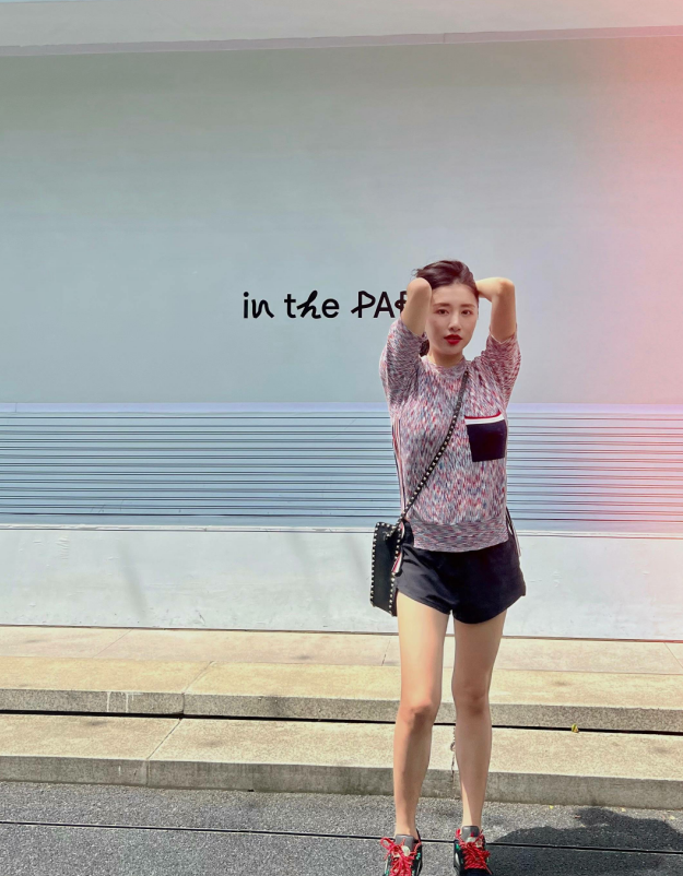 周捷二胎后晒逛街照一袭黑裙露出大长腿身材火辣皮肤洁白细嫩