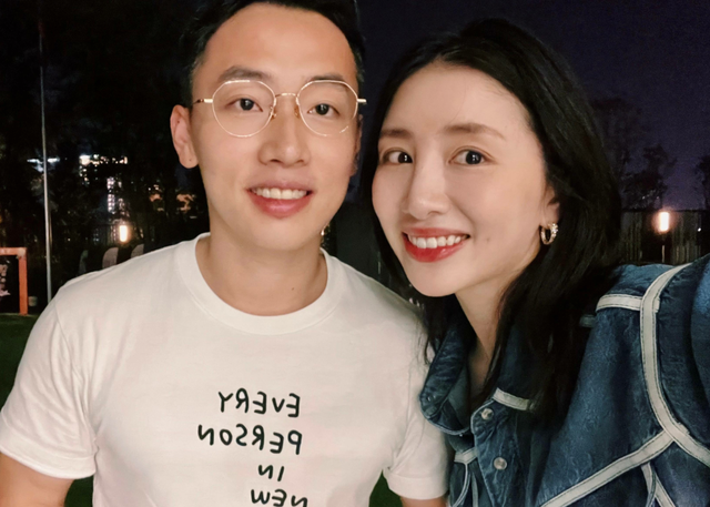 周捷二胎后晒逛街照,一袭黑裙露出大长腿,身材火辣皮肤洁白细嫩