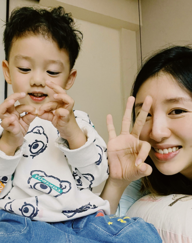 周捷二胎后晒逛街照,一袭黑裙露出大长腿,身材火辣皮肤洁白细嫩