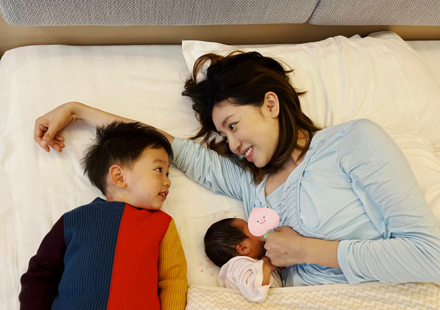 周捷二胎后晒逛街照,一袭黑裙露出大长腿,身材火辣皮肤洁白细嫩