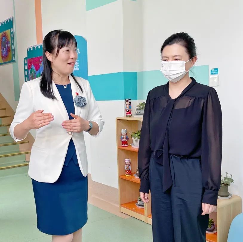 龙晶晶代表区委,区政府向孩子们致以节日的祝福和亲切的问候,向关心