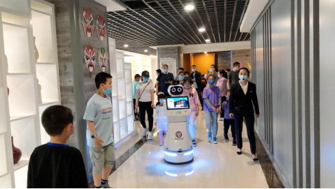 世界上第一台机器人以及其他功用的机器人,同学们听得津津有味,讲解员