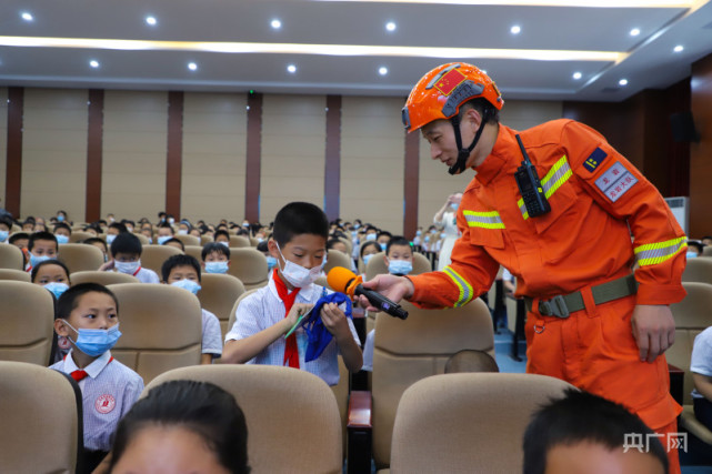 到來,福建省森林消防總隊龍巖支隊龍巖大隊於日前走進龍巖市實驗學校