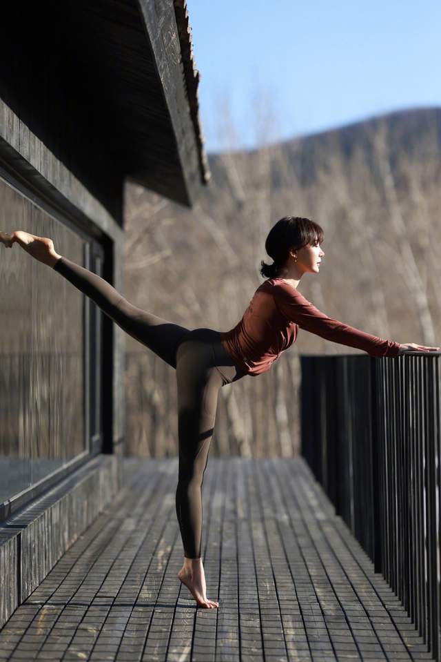 45岁陈数阳台上光脚做瑜伽!穿紧身裤双腿细长,身体柔软空中劈叉