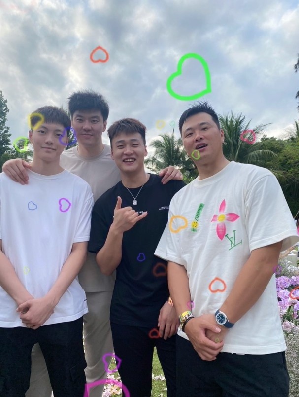 孟铎晒出一组与赵继伟,周鹏,胡明轩,赵睿,董瀚麟和顾全等人的合照,并