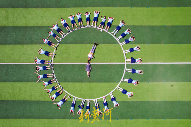 今年六一我们毕业了小学生拍花样毕业照