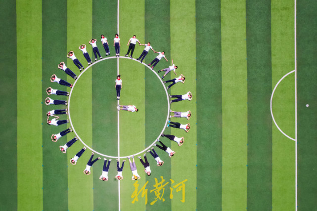 据了解,这一批六年级学子也是自爱都小学2016年建校以来首批毕业生.