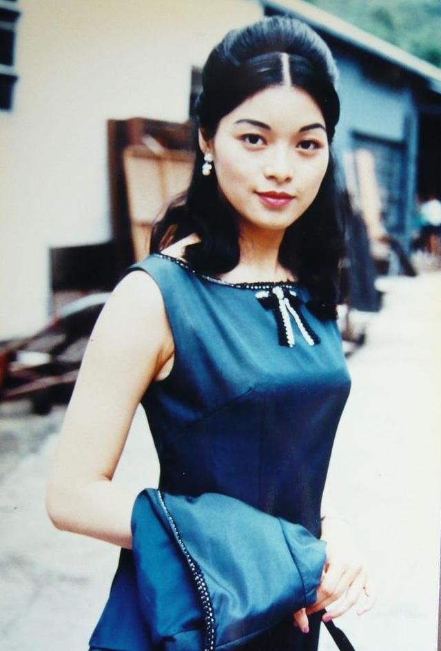 1967年刘锦玲出生于香港一个大家族,家境富裕,深受宠爱.