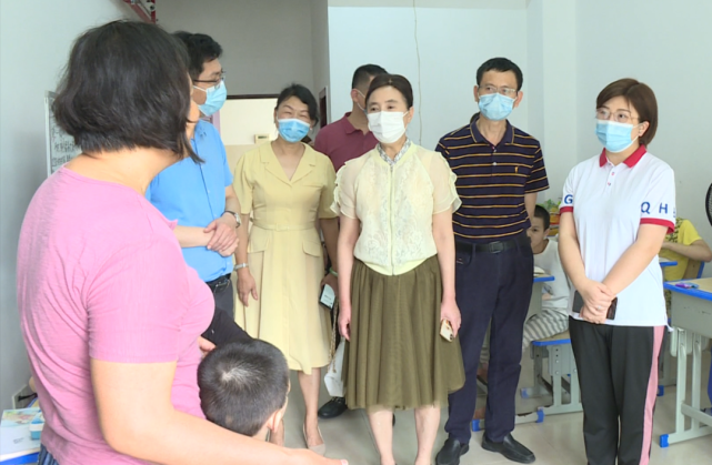 许贞丽一行首先来到惠安特殊教育学校,详细了解学校在学校发展,师资