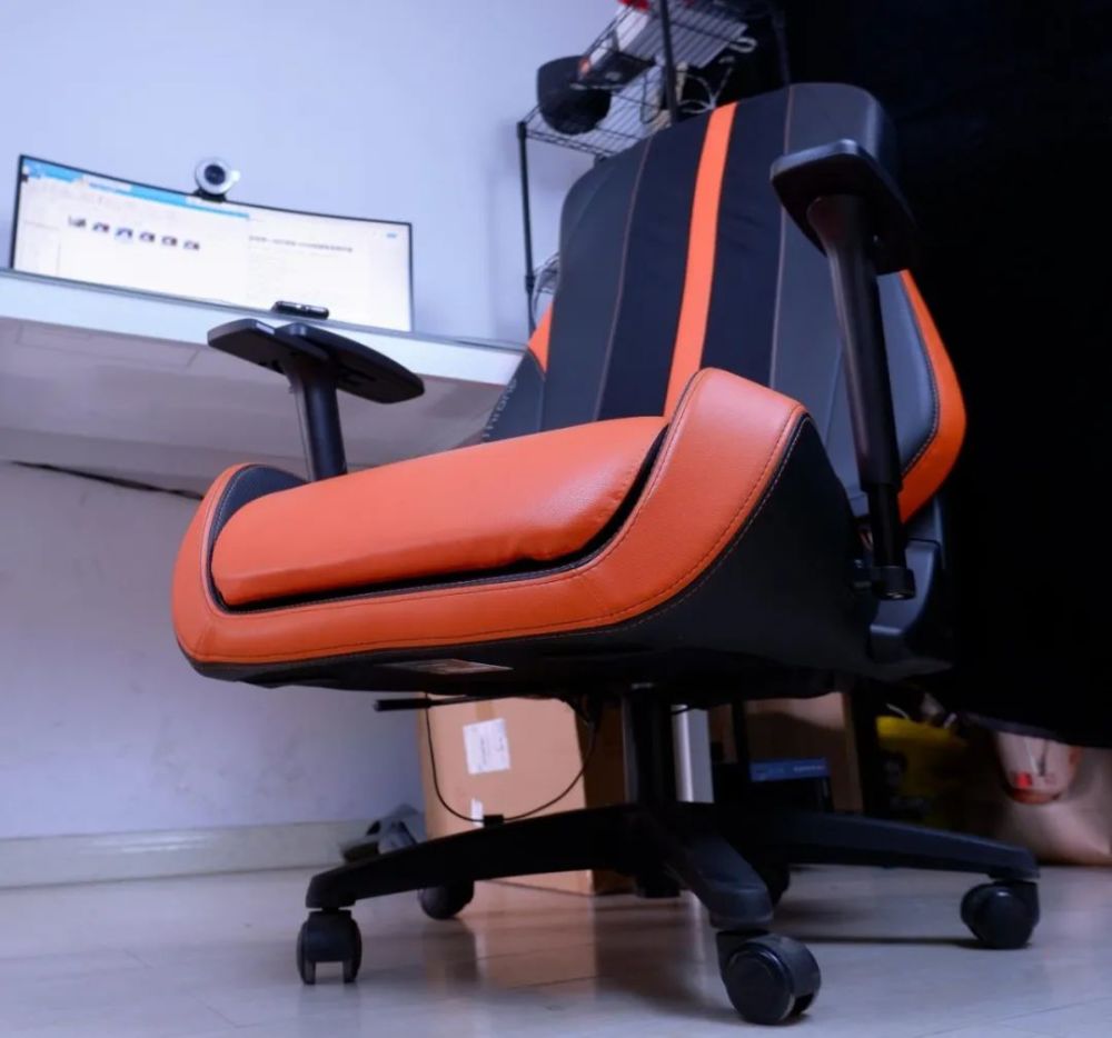 一边按摩一边打游戏-osim傲胜电竞按摩椅开箱_腾讯新闻