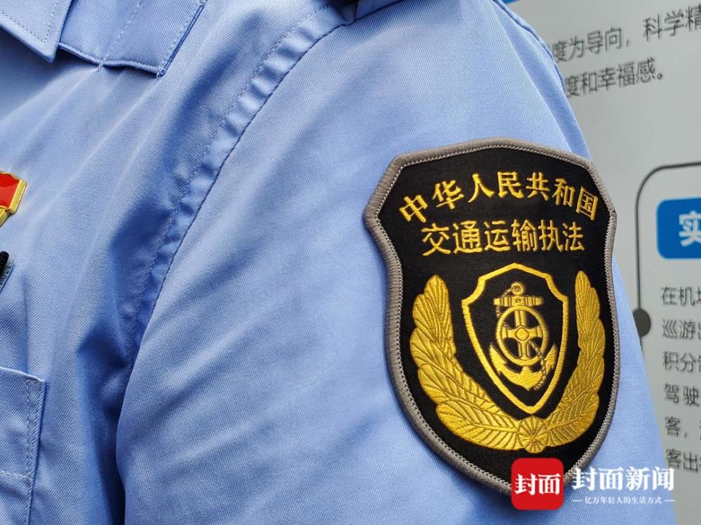 晴空蓝亮相成都交通运输执法人员正式换上新制服