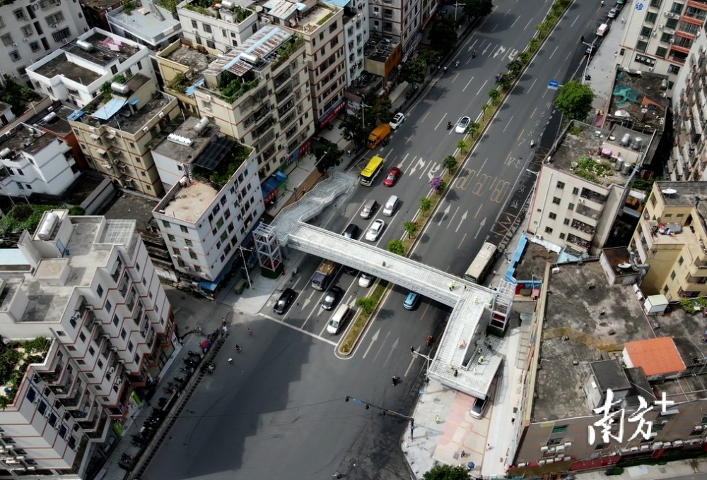 广州大道北第13座人行天桥6月1日开通将取消过街红绿灯