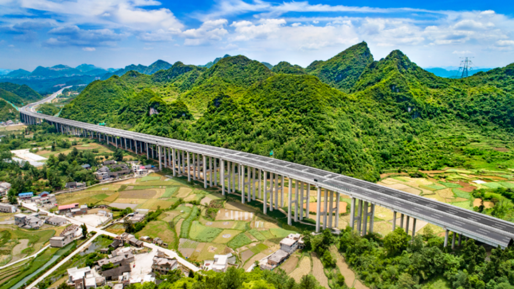 一條美不勝收的雲中之路貴黃高速公路全線通車