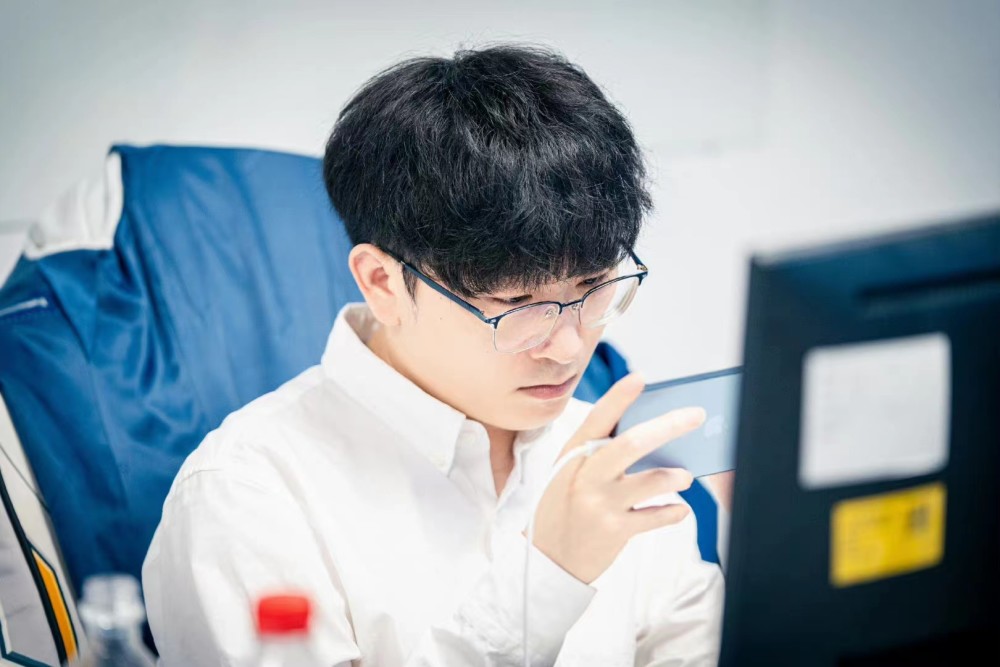 继沉迷下棋后,张凯又被爆出携队员唱歌享乐_腾讯新闻