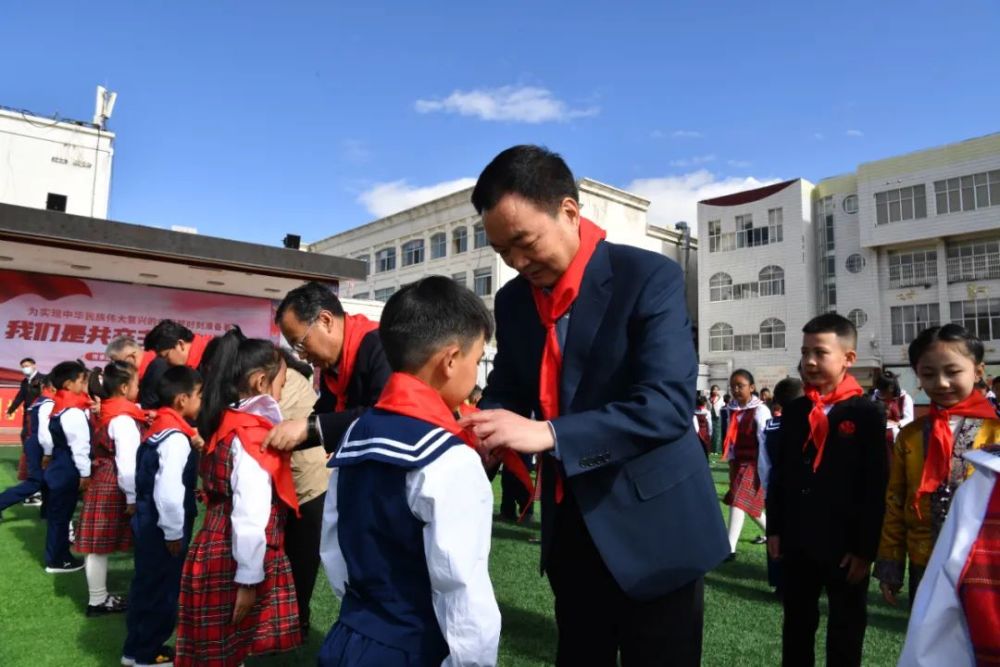 王君正在拉萨市第一小学参加六一主题队日活动