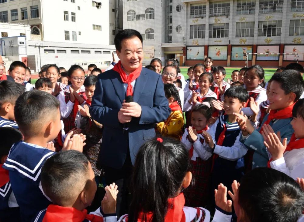 王君正在拉萨市第一小学参加六一主题队日活动