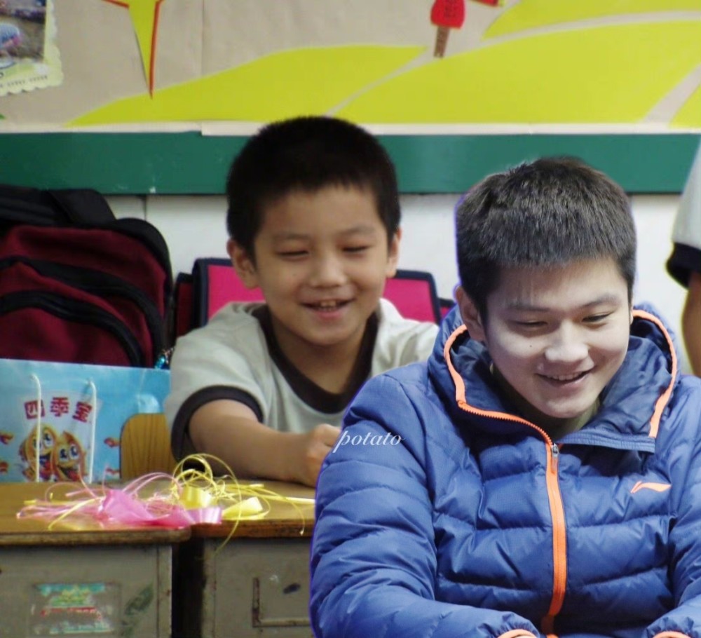 萌翻樊振东启蒙教练他小时候圆圆胖胖的又胖又听话所以叫小胖