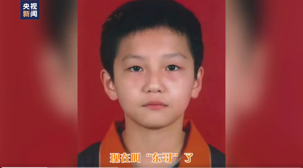 看到樊振东小时候的样子,网友们纷纷表示,"樊振东太可爱啦""樊振东小