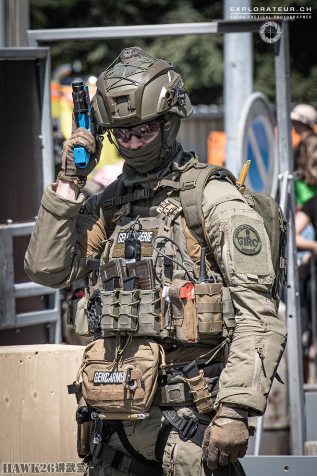瑞士洛桑特警分遣队直升机索降表演盾牌手开路警犬协助制服嫌犯