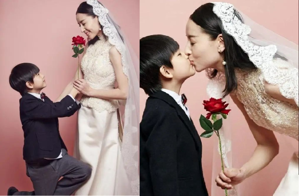 婚纱照里,顶顶穿上小西装给妈妈单膝跪地求婚,董洁穿着白纱给儿子送吻