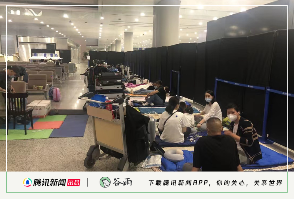 睡在上海浦东机场的66天里，我多了100个来自全世界的朋友