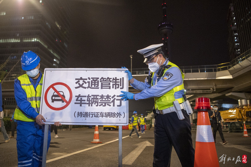 隔離護欄被浦東交警和隧道管理人員移除,交通管制的告示牌被撤下,隧道