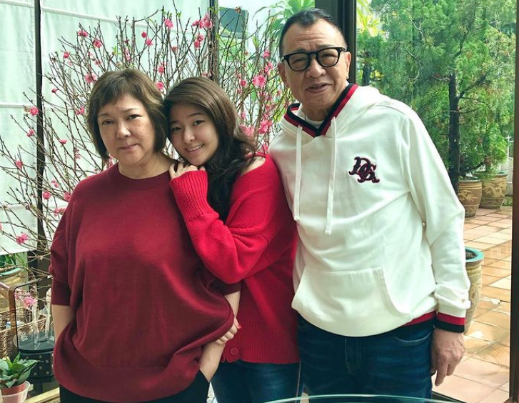 许绍雄与妻女定居国外砸重金连开3家餐厅一碗面43元卖到爆