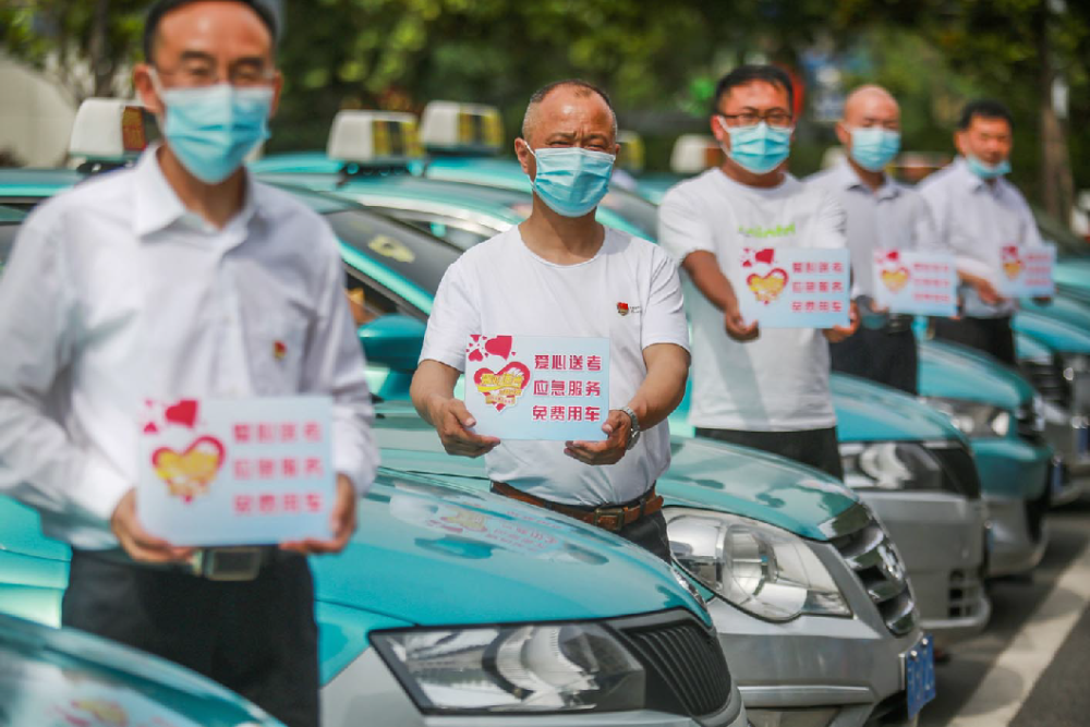 出租車駕駛員方春寶告訴記者,去年高考第一天,揚大附中考點一名考生