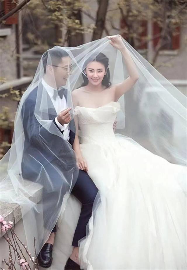 桃花朵朵开,张雨绮新恋情迅速,男友为小8岁迷弟!