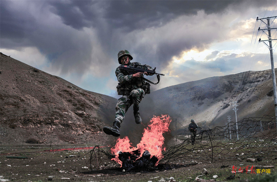 海拔4000多米，一场单兵战术综合演练正在上演