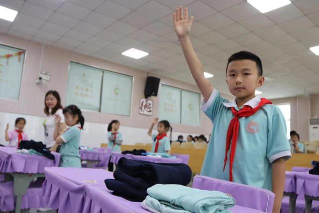 系鞋带钉纽扣长沙市岳麓区德润园小学全员参加劳动技能大赛