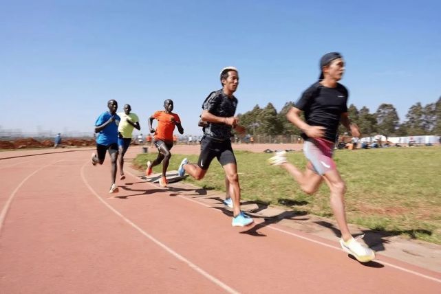 你奮力跑完1000米間歇,會發現步頻,步幅都有所提升,但跑起來比較累,不