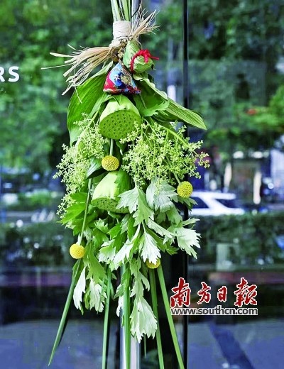 客家人端午节会挂艾叶,葛藤等在门上,祈求一切平安,顺利.