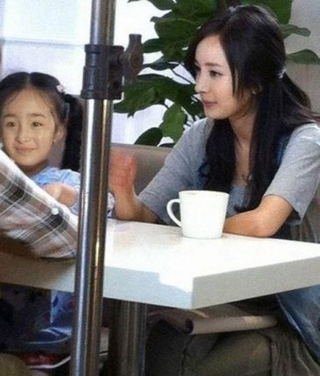 小糯米迎8岁生日,奶奶替孙女庆祝送金元宝,杨幂再度缺席藏苦衷