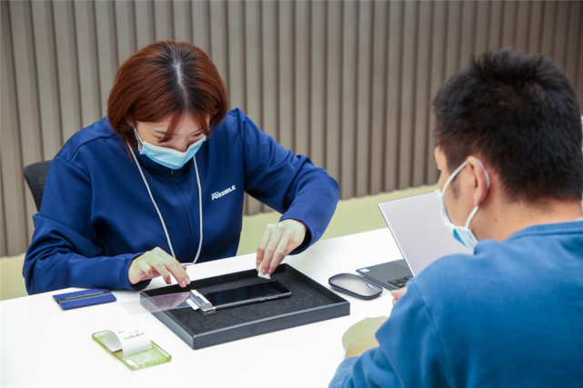 调手机亮度收费200元售后维修不能光凭良心和自觉