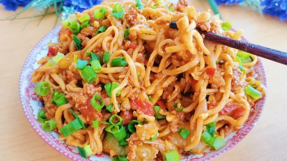 西红柿茄子焖面,香喷喷的,真是一锅不够吃,隔三差五家人就要吃_腾讯