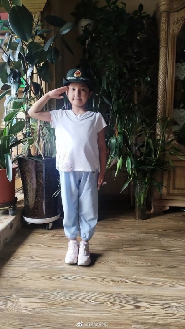 六一儿童节,看看军娃敬礼照