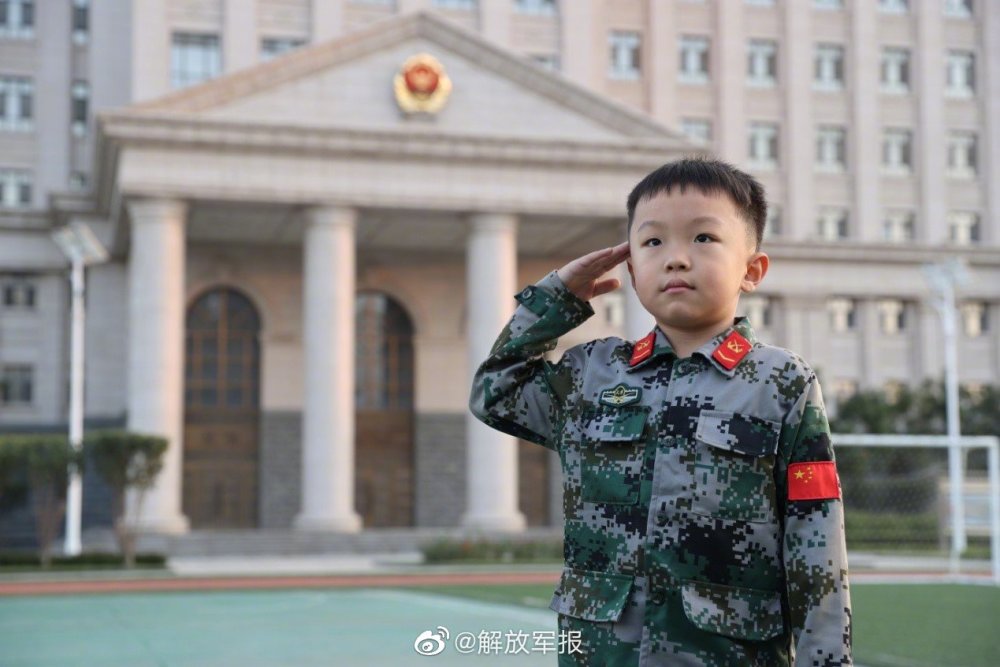 六一儿童节看看军娃敬礼照