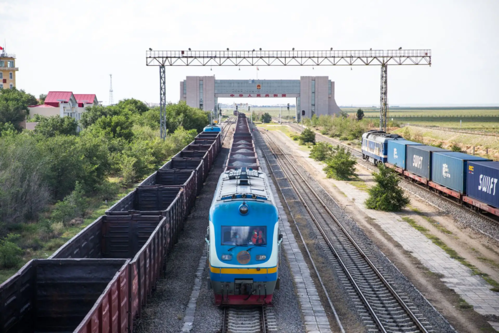 在此期间两国政府敲定了中蒙嘎顺苏海图—甘其毛都口岸铁路过境点