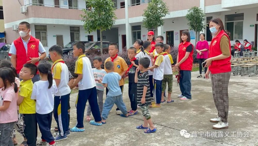 喜迎六一築夢鑄人普寧市微露義工協會走進赤崗鎮東華嶼小學開展愛心