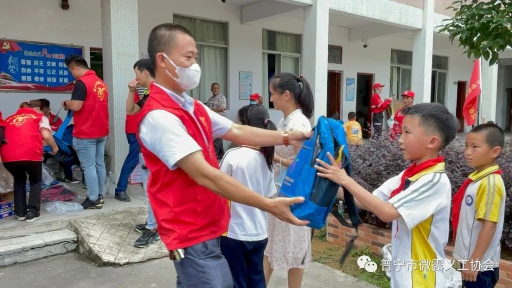 喜迎六一築夢鑄人普寧市微露義工協會走進赤崗鎮東華嶼小學開展愛心