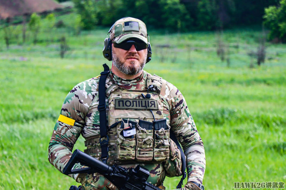 顿涅茨克特警发布宣传照:拿起武器保卫家园 重火力引起外界质疑_腾讯