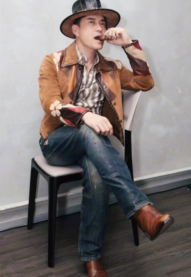 关之琳刘嘉玲太会玩打扮成牛仔参加派对吕良伟叼雪茄尽显霸气